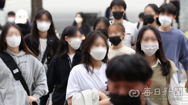 실외마스크 착용 의무가 해제된 지난해 9월 26일 오전 대구 북구 경북대학교 북문 앞 횡단보도에서 학생들이 마스크를 착용한 채 길을 건너고 있다. 이날부터 50인 이상이 참석하는 야외 집회, 공연, 경기 등에서도 마스크 착용 의무가 해제되면서 약 1년 5개월 만에 실외 마스크 착용 의무가 전면 해제됐지만 시민들을 마스크를 벗는 데 주저하는 모습이었다. 반면 이날 코로나19 일일 신규 확진자는 1만 4168명을 기록하면서 77일 만에 최저치를 기록하면서 감소세를 이어나갔다. 기사와는 상관없는 이미지. 안성완 기자 asw0727@imaeil.com