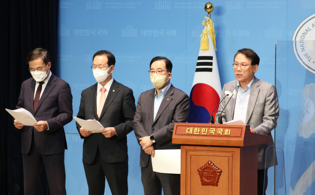국회 과학기술정보방송통신위원회 국민의힘 박성중 간사와 위원들이 26일 국회 소통관에서 기자회견을 열고 윤석열 대통령 비속어 발언을 최초 보도한 MBC에게 해명을 요구하고 있다. 연합뉴스