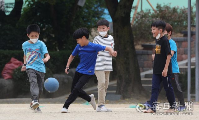 실외마스크 착용 의무가 해제된 26일 오전 대구 북구의 한 초등학교 운동장에서 학생들 중 일부가 마스크를 벗은 채 축구를 하고 있다. 이날부터 50인 이상이 참석하는 야외 집회, 공연, 경기 등에서도 마스크 착용 의무가 해제되면서 약 1년 5개월 만에 실외 마스크 착용 의무가 전면 해제됐지만 시민들을 마스크를 벗는 데 주저하는 모습이었다. 반면 이날 코로나19 일일 신규 확진자는 1만 4168명을 기록하면서 77일 만에 최저치를 기록하면서 감소세를 이어나갔다. 안성완 기자 asw0727@imaeil.com