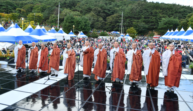 25일 열린 경산갓바위소원성취축제 마지막날 스님들이 독경을 하는 모습. 경산시 제공