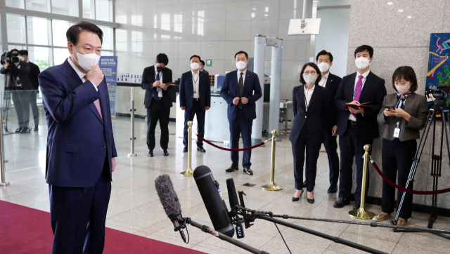 영국·미국·캐나다 순방을 마치고 귀국한 윤석열 대통령이 26일 오전 서울 용산 대통령실 청사로 출근하며 취재진의 질문에 답하고 있다. 연합뉴스