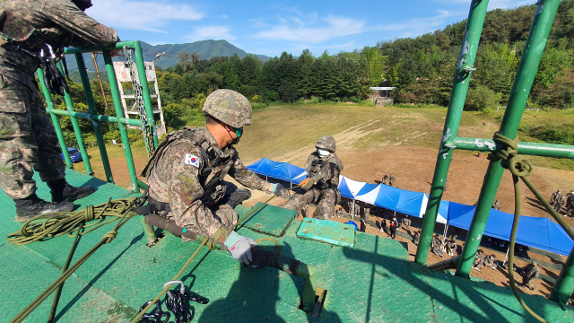 경북 상주 함창고등학교 1학년 학생들이 육군 2군단 특공연대에서 병영체험 훈련을 받고 있다. 함창고 제공