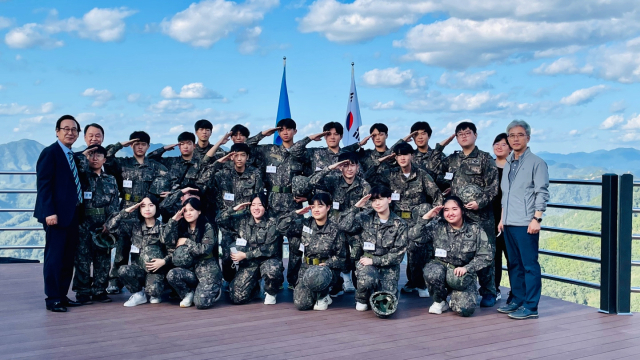 경북 상주 함창고등학교 1학년 학생들이 육군 2군단 특공연대에서 병영체험 훈련을 받은 뒤 칠성전망대를 견학하고 있다. 함창고 제공