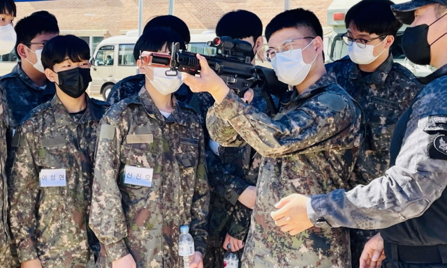 경북 상주 함창고등학교 1학년 학생들이 육군 2군단 특공연대에서 병영체험 훈련을 받고 있다. 함창고 제공.