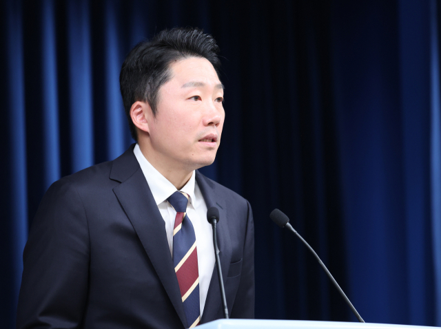 이재명 대통령실 부대변인이 26일 오후 서울 용산 대통령실 청사에서 현안 관련 브리핑을 하고 있다. 연합뉴스