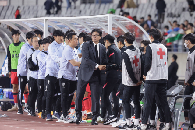한국 남자 올림픽 축구 대표팀 황선홍 감독이 26일 경기도 화성종합경기타운 주 경기장에서 우즈베키스탄을 상대로 열린 공식 평가전을 무승부로 마친 뒤 스태프들과 인사하고 있다. 연합뉴스