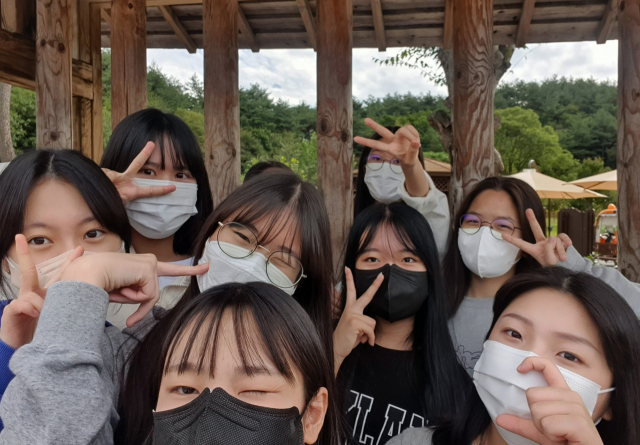 신나라 원정대 대원들이 목재문화체험장에서 홍보용 셀카를 찍었다. 봉화군 제공