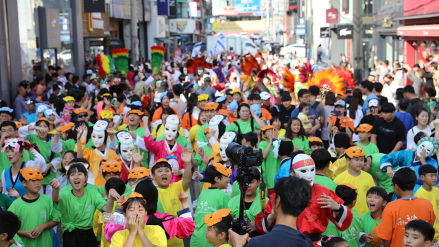 안동시는 이달 29일부터 10월 3일까지 5일 동안 낙동강변 탈춤축제장을 벗어나 원도심 거리축제로 탈바꿈시킨 