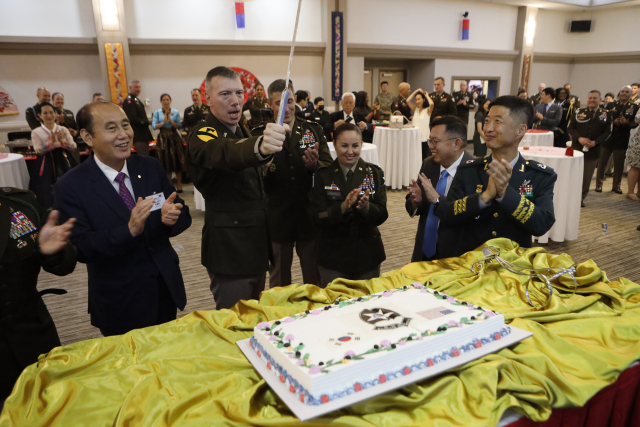 추석을 앞둔 7일 경기도 동두천시 캠프 케이시 워리어스 클럽에서 열린 한미연합사단·미2사단 추석 만찬에서 레스퍼런스 미2사단장(왼쪽에서 두 번째)과 참석내빈들이 케이크를 자른 뒤 주한미군 구호 