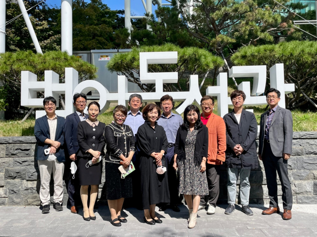 매일신문 제21기 독자위원회 위원들이 범어도서관 앞에서 기념촬영을 하고 있다. 이연정 기자