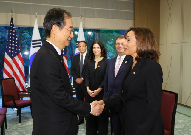 고(故) 아베 신조(安倍晋三) 전 일본 총리 국장(國葬) 참석차 일본을 방문한 한덕수 총리가 27일 오전 도쿄 오쿠라호텔에서 카멀라 해리스 미국 부통령과 악수하고 있다. 연합뉴스
