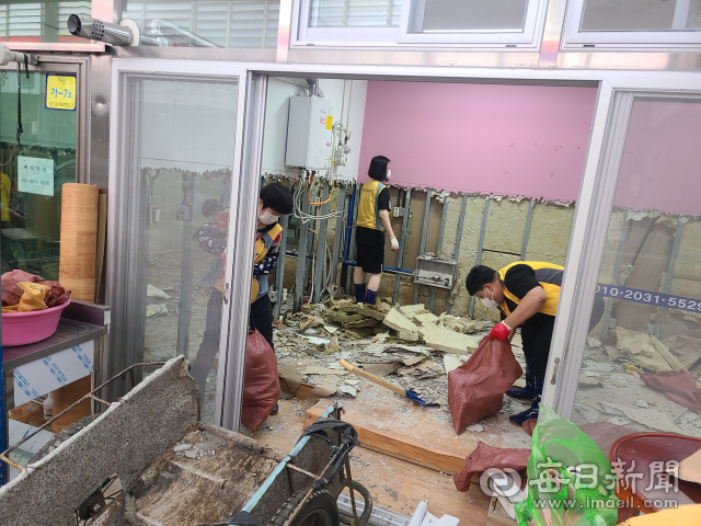 지난해 9월 경북 포항시 남구 오천읍의 한 상가에서 자원봉사자들이 태풍 힌남노로 엉망이 된 벽과 바닥 정리를 돕고 있다. 포항시 제공