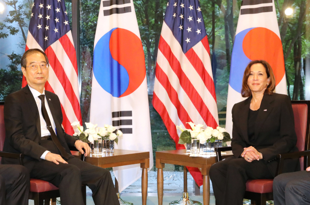 고(故) 아베 신조(安倍晋三) 전 일본 총리의 조문사절단 단장인 한덕수 국무총리가 27일 일본 도쿄 오쿠라 호텔에서 역시 국장 참석차 일본을 찾은 카멀라 해리스 미국 부통령과 회담하고 있다. 연합뉴스