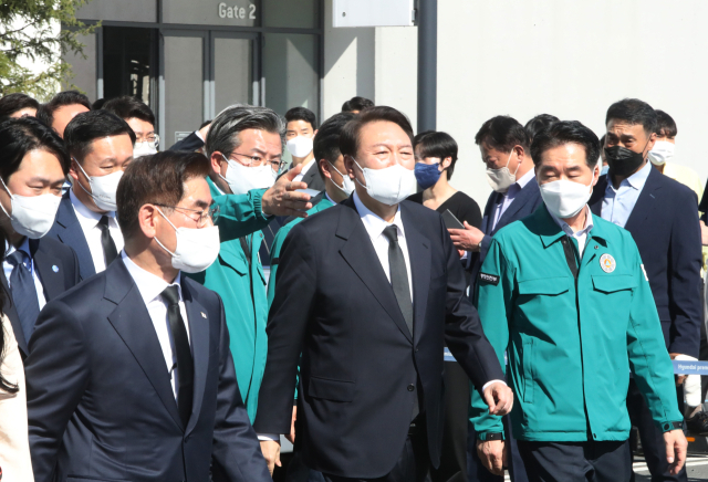 윤석열 대통령이 27일 오후 7명의 사망자가 발생한 대전 현대프리미엄아울렛 화재 현장을 찾아 유가족 대기소로 향하고 있다. 연합뉴스