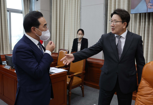 권성동 국회 운영위원장이 27일 서울 여의도 국회에서 열린 운영위원회 전체회의가 정회된 후 더불어민주당 박홍근 원내대표와 대화를 나누고 있다. 연합뉴스