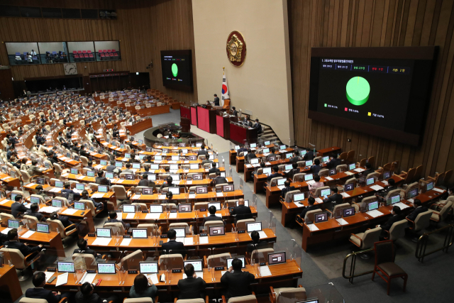 27일 국회에서 열린 본회의에서 고등교육법 일부개정법률안(대안)이 재석 231인, 찬성229인, 반대 0인, 기권 2인으로 가결되고 있다. 연합뉴스