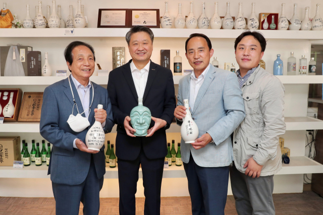 김학도(왼쪽 두 번째) 중소벤처기업진흥공단 이사장이 경북 안동의 전통 안동소주 제조기업인 명인안동소주를 방문해 관계자들과 기념촬영하고 있다. 중소벤처기업진흥공단 제공