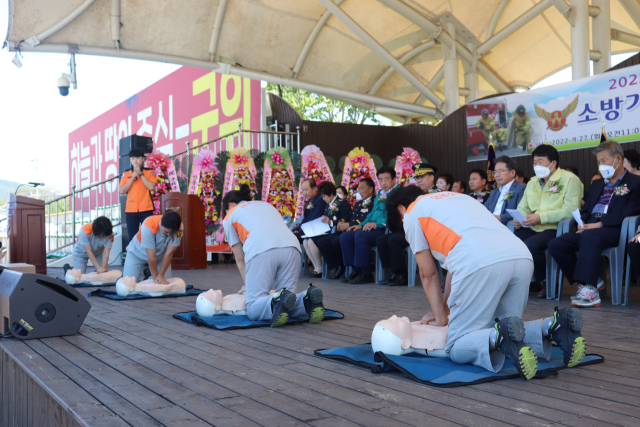 경북 군위군 의용소방대원들이 소방기술경연대회에서 심폐소생술 시범을 보이고 있다. 의성소방서 제공