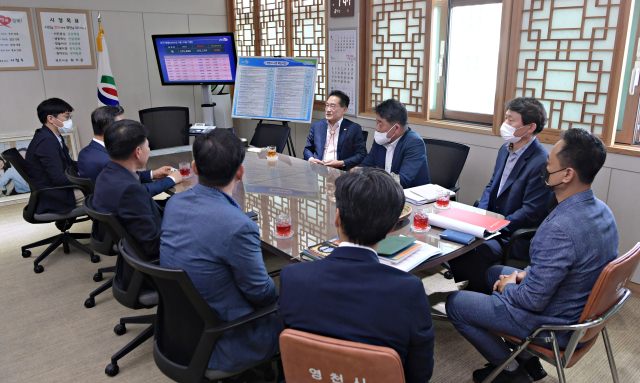 영천시 최기문 시장 등 관계자와 대구시 윤영대 군사시설 이전단장 등 관계자들이 영천시청에서 군부대 통합 이전 관련 사안을 논의하고 있다. 영천시 제공
