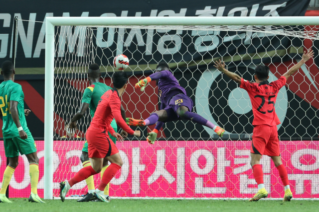 27일 오후 서울 마포구 서울월드컵경기장에서 열린 한국 대 카메룬 축구 대표팀의 평가전에서 손흥민이 헤딩슛으로 선제골을 넣고 있다. 연합뉴스
