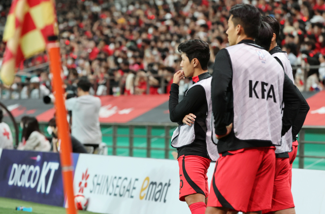27일 오후 서울 마포구 서울월드컵경기장에서 열린 한국 대 카메룬 축구 대표팀의 평가전에서 교체 명단에 이름을 올린 이강인이 경기를 지켜보고 있다. 연합뉴스