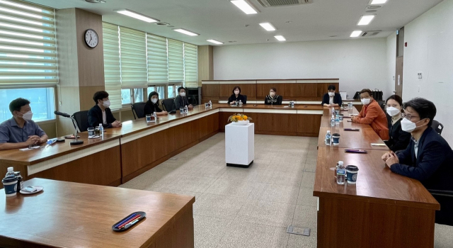 매일신문 제21기 독자위원회 위원들이 27일 범어도서관에서 7차 회의를 진행하고 있다. 이연정 기자