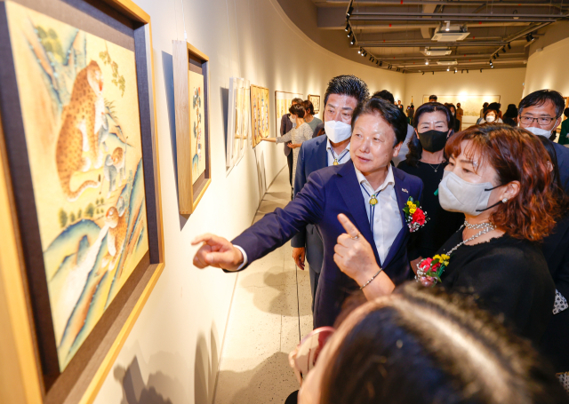 경북 성주 별고을민화연구회원들이 월항면 아트리움 모리에서 민화 전시회를 열고 있다. 성주군 제공