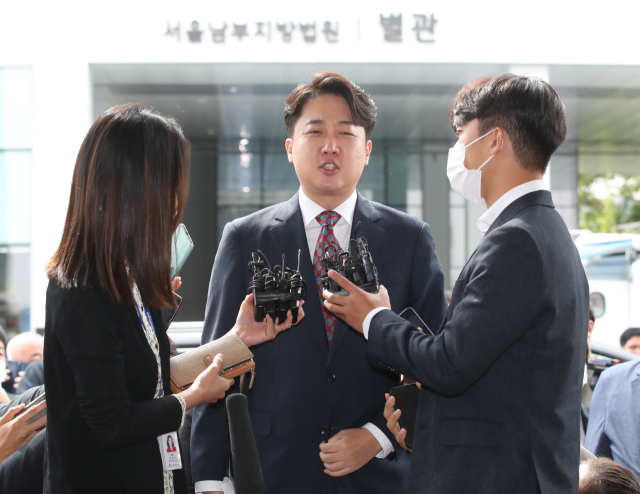 국민의힘 이준석 전 대표가 28일 서울 양천구 서울남부지방법원에서 열린 국민의힘 당헌 효력 정지 가처분 심문에 출석하며 입장을 밝히고 있다. 연합뉴스