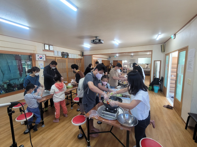 경북농협은 지난 24일 경주시 안강읍 옥산리 세심마을에서 팜스테이 체험행사를 했다. 경북농협 임직원 등 40여 명이 참석해 마을 관계자들과 농촌관광활성화를 위한 간담회도 했다. 경북농협 제공