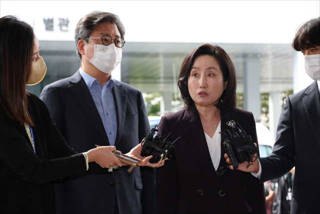 28일 서울 양천구 서울남부지방법원에서 국민의힘 전주혜 비대위원이 국민의힘 당헌 효력 정지 가처분 심문 변론을 위해 법원으로 들어가기 전 취재진의 질문에 답변하고 있다. 왼쪽은 김종혁 비대위원. 연합뉴스