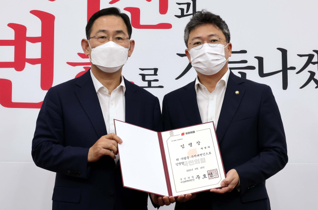 국민의힘 주호영 비상대책위원장이 지난 8월 22일 오전 서울 여의도 국회에서 열린 비상대책위원회 회의에서 박정하 수석대변인에게 임명장을 수여하고 있다. 연합뉴스