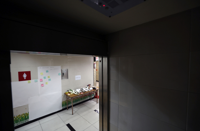 15일 오후 전 서울교통공사 직원 전모씨가 20대 동료 여성 역무원을 뒤쫓아가 살해한 사건이 발생한 서울 지하철 2호선 신당역 여자화장실 입구에 마련된 추모공간에서 시민들이 추모 메시지를 쓰고 있다. 연합뉴스