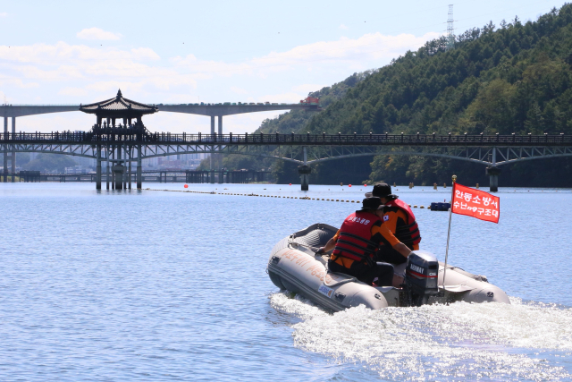안동소방서 수난119 구조대원들이 지난 27일 경북 안동지역의 관광 명소인 월영교 주변을 순찰하고 있다. 안동소방서는 하루 3회 순찰을 통해 안전사고 예방에 나설 예정이다. 안동소방서 제공