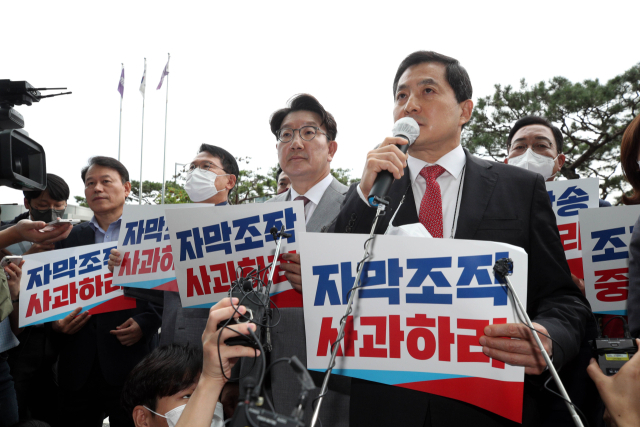 28일 서울 마포구 MBC 본사 앞에서 박대출 MBC 편파·조작방송 진상규명 태스크포스(TF) 위원장과 박성중 국민의힘 과학기술정보방송통신위원회 간사, 권성동 과방위원 등 국민의힘 의원들이 윤석열 대통령의 뉴욕 발언 보도에 대해 항의하고 있다. 연합뉴스