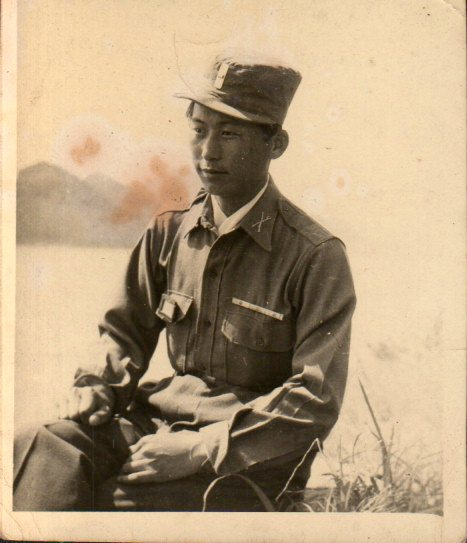 1953년 당시 전쟁 중 부상으로 육군18연대 장교 병동에 입원해 있을 때 김하구 예비역 대령(당시 소위)의 모습. 본인 제공.