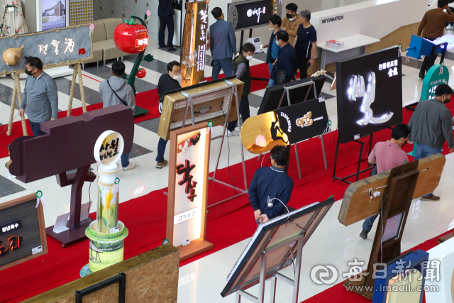 28일 구미 새마을운동테마공원 전시관에서 열린 제27회 경북도 옥외광고 대상전 전시회를 찾은 시민들이 수상작들을 살펴보고 있다. 경북도는 지역 역사와 이미지에 맞는 간판문화 개선에 대한 공감대 형성을 위해 매년 옥외광고 대상전을 개최하고 있다. 우태욱 기자 woo@imaeil.com