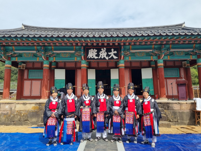경북 영양향교가 석전대제 봉행식에 참석한 권경호 전교 등 지역 유림들이 기념촬영을 하고 있다. 영양군 제공