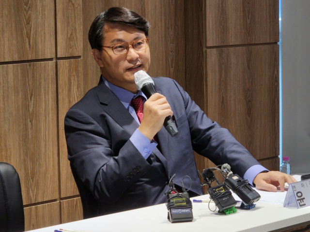 윤상현 국민의힘 의원이 28일 대구를 찾아 청년4.0포럼에 참여해 군위군 편입 문제에 대해 자신의 의견을 밝혔다. tong@imaeil.com