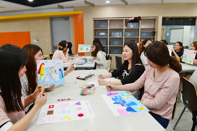 대구보건대 유아교육학과 학생들이 수업을 하고 있는 모습. 대구보건대 제공