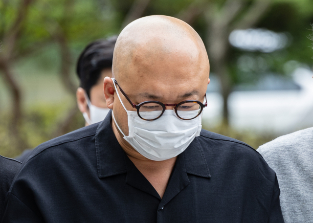 마약 투약 혐의를 받는 유명 작곡가와 사업가인 돈스파이크(본명 김민수)가 지난 9월 28일 오전 구속 전 피의자 심문(영장실질심사)을 받기 위해 서울 도봉구 서울북부지법에 출두하고 있다. 연합뉴스