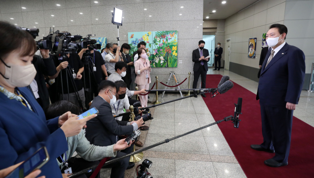 윤석열 대통령이 29일 오전 서울 용산 대통령실 청사로 출근, 기자들과 질의응답을 하고 있다. 연합뉴스