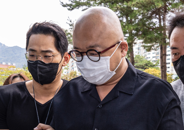 마약 투약 혐의를 받는 유명 작곡가겸 사업가인 돈스파이크(본명 김민수)가 28일 오전 구속 전 피의자 심문(영장실질심사)을 받기 위해 서울 도봉구 서울북부지법에 출두하고 있다. 연합뉴스
