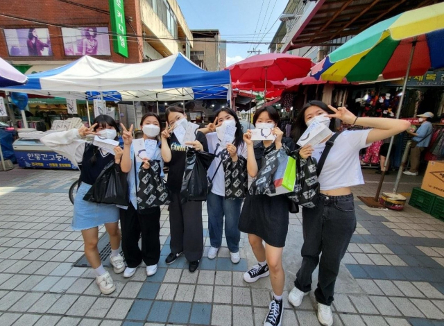 원도심 활성화를 위해 25년만에 도심 거리축제로 열리는 안동국제탈춤페스티벌의 성공과 지역경제 활성화를 위해 민간에서도 다양한 행사를 마련하고 있다. 사진은 원도심 상권들이 함께 마련했던 고객감사 페스티벌 모습. 안동시 제공