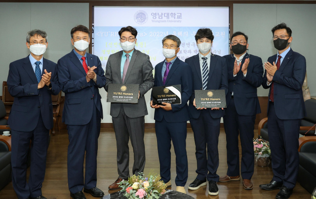 영남대 2022년 올해의 우수연구교원으로 선정된 교수들. 왼쪽 두 번째부터 최외출 총장, 박주현 교수, 박한우 교수, 윤정현 교수