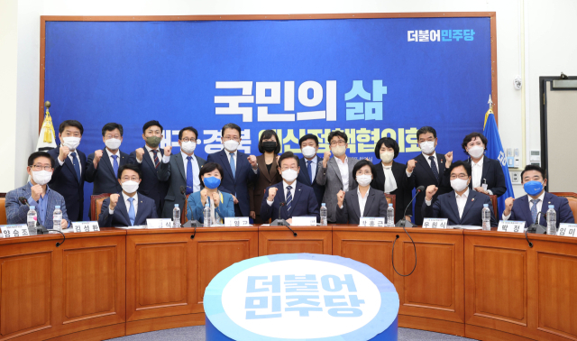 더불어민주당 이재명 대표와 박홍근 원내대표가 29일 국회에서 열린 대구·경북 예산정책협의회에서 참석자들과 기념촬영을 하고 있다. 연합뉴스