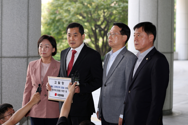 국민의힘 MBC 편파·조작방송 진상규명 태스크포스(TF) 박대출 위원장과 의원들이 29일 오후 서울 서초구 대검찰청에서 MBC에 대한 고발장을 접수하기 전 취재진 질문에 답하고 있다. 왼쪽부터 한무경 의원, 박 위원장, 윤두현·박대수 의원. 연합뉴스
