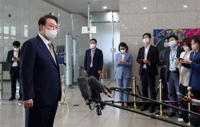 윤석열 대통령이 29일 오전 서울 용산 대통령실 청사로 출근, 기자들과 질의응답을 하고 있다. 연합뉴스