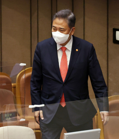 박진 외교부 장관이 29일 오전 국회에서 열린 본회의에 출석해 국무위원들과 인사하고 있다. 연합뉴스