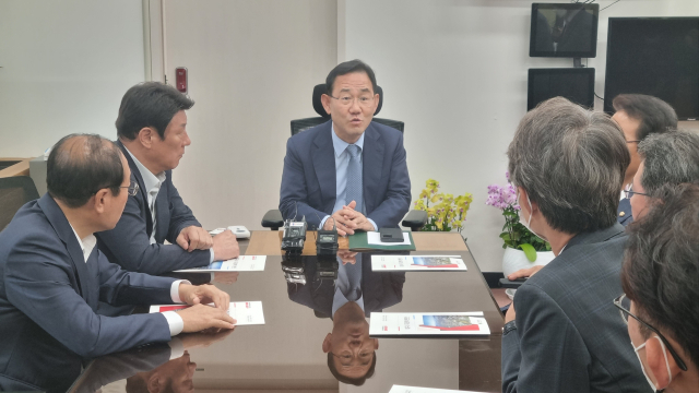29일 서울 여의도 국회 국민의힘 원내대표실에서 김종한 대구시 행정부시장, 김용판 대구시당위원장, 강대식·임병헌 의원, 김진열 군위군수, 관계 공무원들이 TK 신공항 특별법, 군위 편입 법안의 국회 통과를 두고 협의하고 있다. 박영채 기자 pyc@imaeil.com