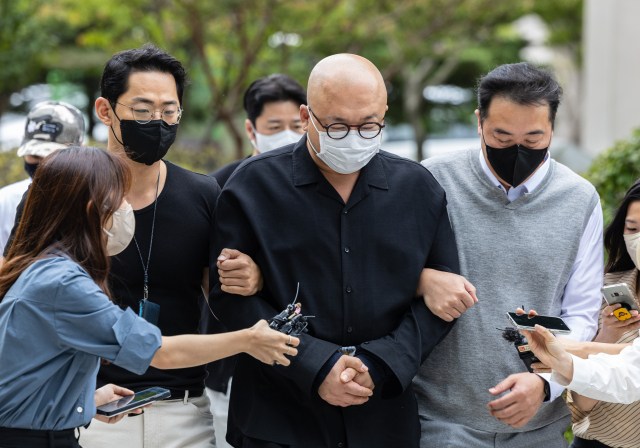 마약 투약 혐의를 받는 유명 작곡가와 사업가인 돈스파이크(본명 김민수)가 28일 오전 구속 전 피의자 심문(영장실질심사)을 받기 위해 서울 도봉구 서울북부지법에 출두하고 있다. 연합뉴스